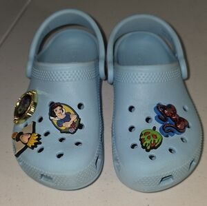 CROCS Kids Clogs in Sky Blue w/ Snow White Character Charms Size C-10